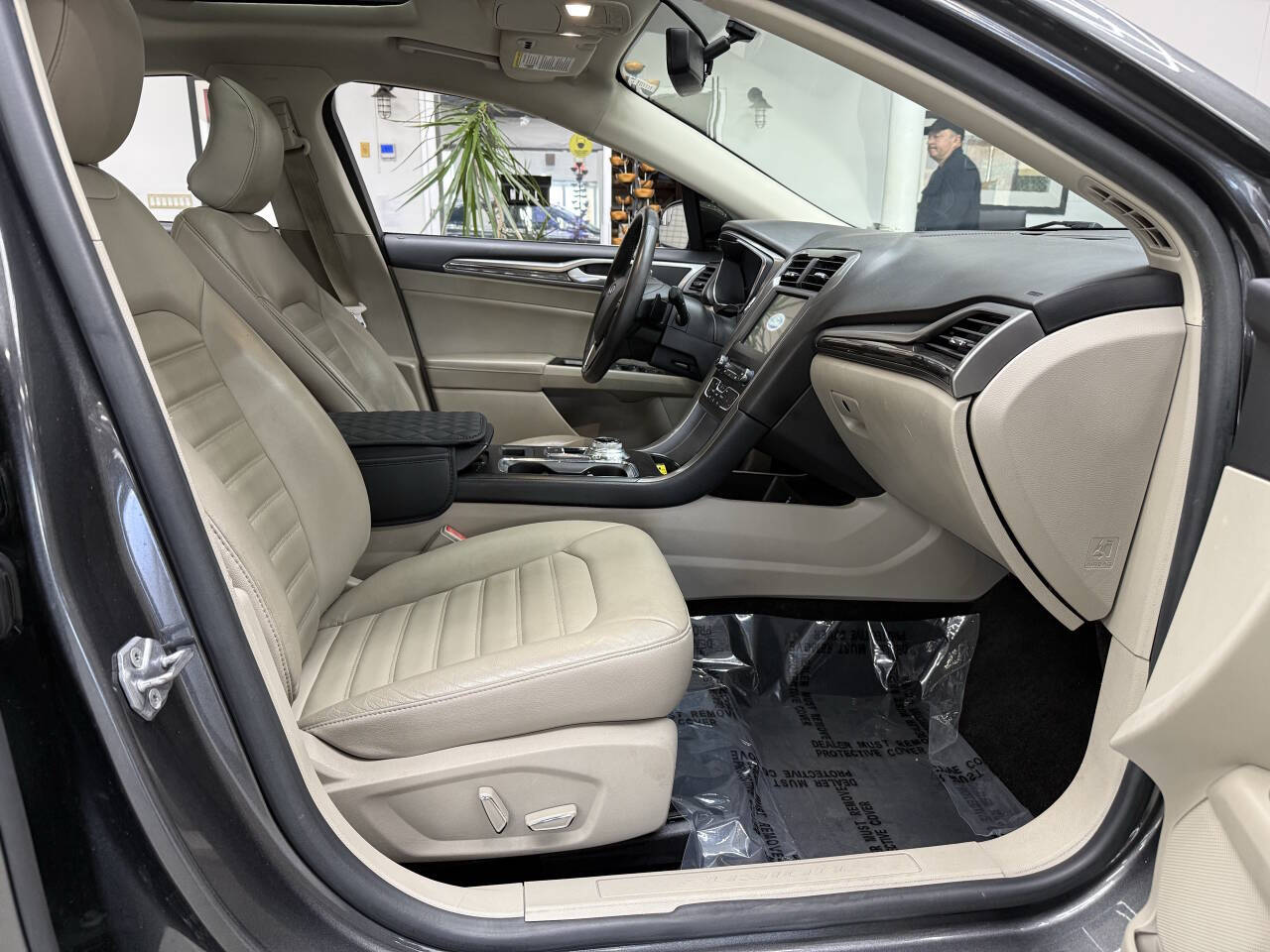 Vehicle image 16