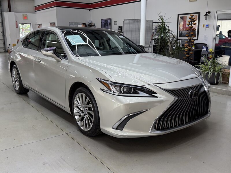 2019 LEXUS ES