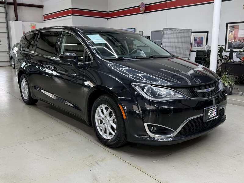 2020 Chrysler Pacifica Touring's photo